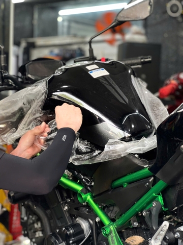 Dán Keo Bảo Vệ PPF TPU 10mil Cho Kawasaki Z900: Bảo Vệ Xe Từ Trầy Xước Và Tác Động Môi Trường