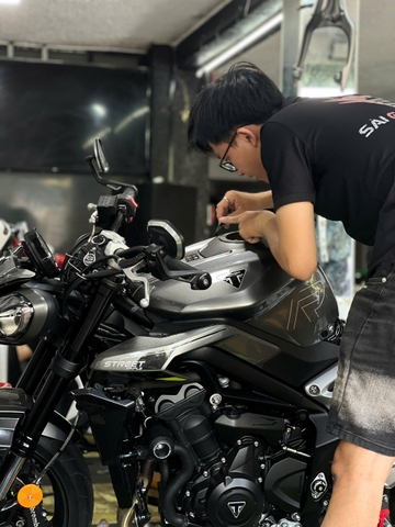 Dán Keo Bảo Vệ PPF TPU Cho Street Triple 765: Tại Sao Đây Là Sự Lựa Chọn Tối Ưu?