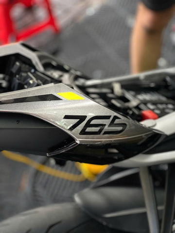 Dán Keo Bảo Vệ PPF TPU Cho Street Triple 765: Tăng Cường Khả Năng Chống Trầy Xước Và Bảo Vệ Sơn