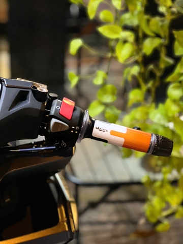 Tạo Phong Cách Riêng Cho Vario 2024 Với Bao Tay Harris và Phuộc Ohlins 811