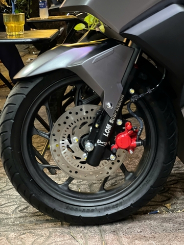 Vario 2024 Nâng Cấp Đồ Chơi: Kết Hợp Phuộc Ohlins 811 và Phuộc Trước LCM Để Tối Ưu Hóa Hiệu Suất