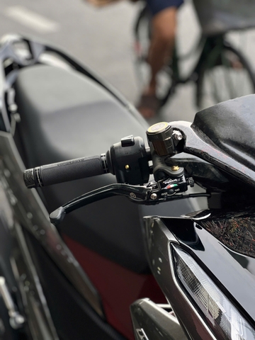 Dây Dầu Bấm và Gù Carbon Cho Vario 2018 – Cải Thiện Hiệu Suất và Ngoại Hình