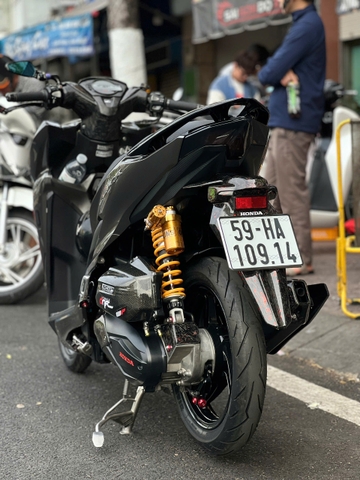 Ốp Carbon Fiber trên Vario 2018 – Tạo Nên Vẻ Ngoài Mạnh Mẽ Và Thể Thaoa