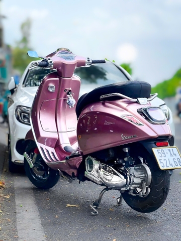 Dán Vespa Màu Hồng Ngọt Lịm – Biến Hóa Cực Chill Dành Cho Tín Đồ Gu Lạ