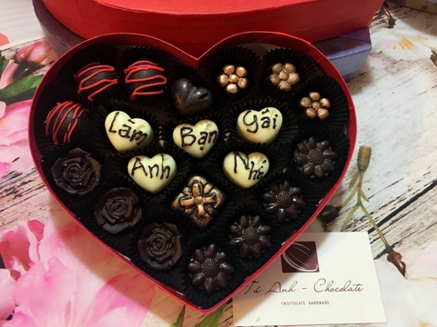 Vì sao ngày Valentine thường tặng hoa hồng và socola
