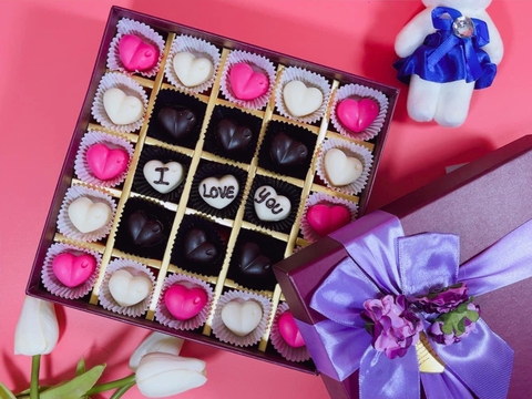 Mẫu socola hình vuông mới 2025