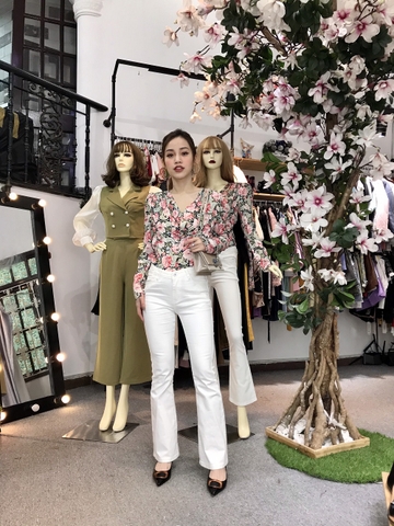 Mẹo phối đồ như Fashionista: Quần jean ống loe phối với áo gì?