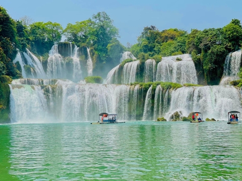 Cao Bằng - Thác Bản Giốc Từ Hai Vùng Lãnh Thổ