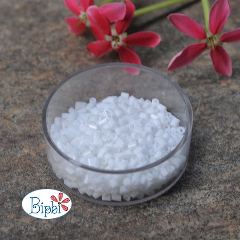Cườm TQ ống ngắn trắng đục 2x3mm