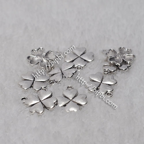 Charm treo hình cỏ bốn lá