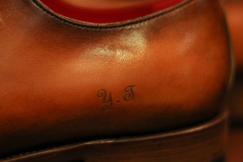 Laser Signature Service - Khắc tên lên giày tây