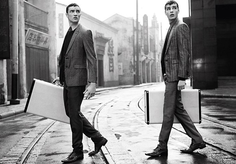 GIÀY NÂNG CHIỀU CAO CÙNG TRANG PHỤC MONOCHROME