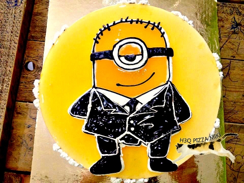 Bánh mousse chanh leo tròn cơ bản 18cm trang trí Minion mặc comple