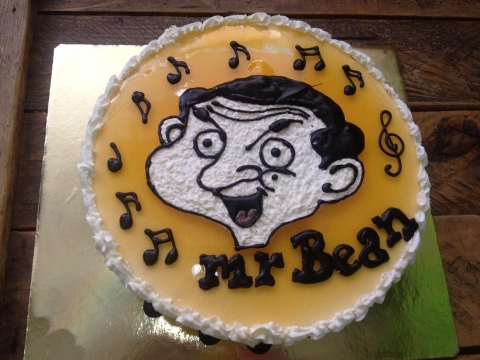 Mousse chanh leo tròn 18cm trang trí Mr. Bean