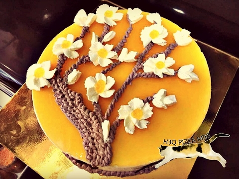 Bánh mousse chanh leo tròn cơ bản 18cm trang trí cành hoa