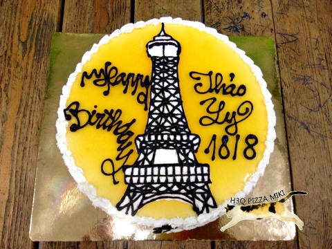 Bánh mousse chanh leo tròn cơ bản 18cm trang trí tháp Eiffel