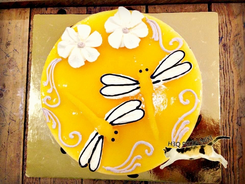Bánh mousse chanh leo tròn đường kính 18cm trang trí chuồn chuồn ớt vàng