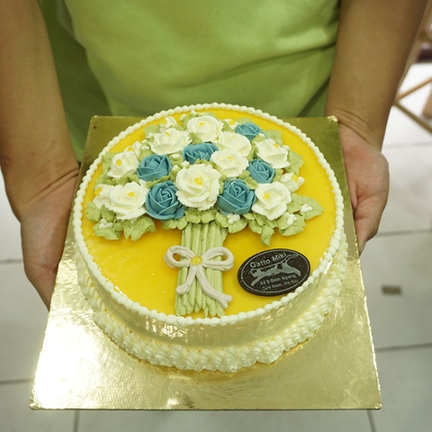 Mousse chanh leo tròn 18cm trang trí bó hoa hồng
