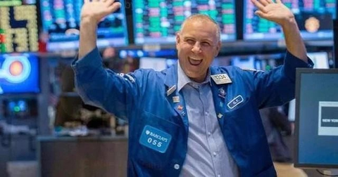 Chứng khoán áp sát đỉnh lịch sử: Nhà đầu tư nên chốt lời hay tiếp tục mua vào?