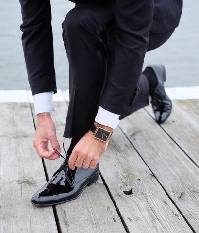 Phẩm giá của người đàn ông nằm trên những đôi giày