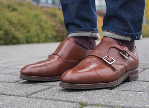 monk-strap-ve-hao-hoa-den-tu-su-moi-la