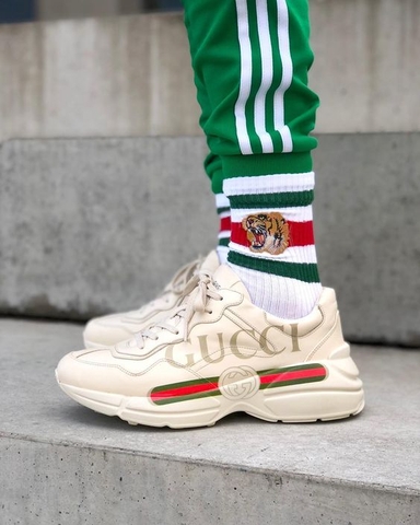 Một đôi giày của Gucci theo xu hướng Sneaker.