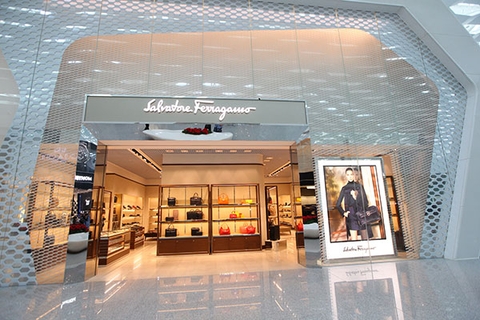 Một store với những sản phẩm giày da nam cao cấp của Salvatore Ferragamo tại Trung Quốc