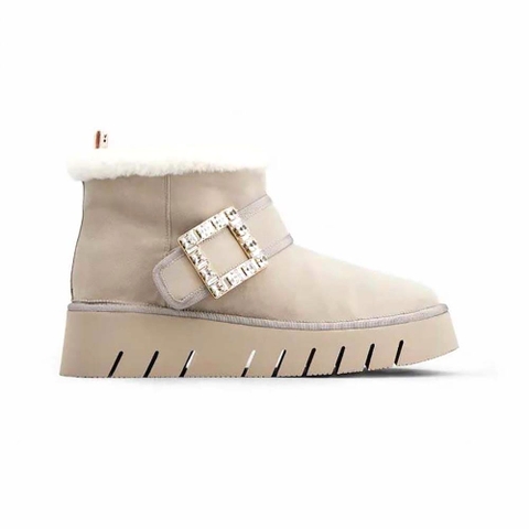 GIÀY Roger Vivier Women Viv’ Winter Fur Strass Buckle Ankle Boots in Suede-Beige