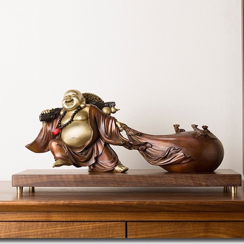 Bức Phật Di Lặc kéo bao tải vàng