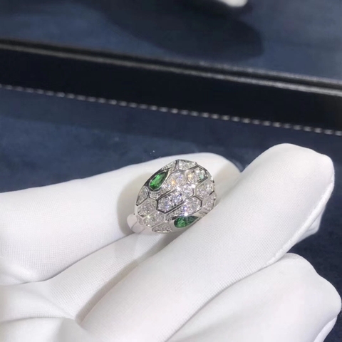 NHẪN VÀNG TRẮNG BVLGARI Serpenti 18KT White gold emerald eyes and full pave diamons