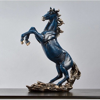 Bức ngựa chồm để bàn