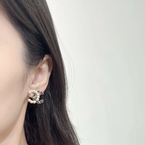 HOA TAI CHANEL CC LEATHER PEARLS