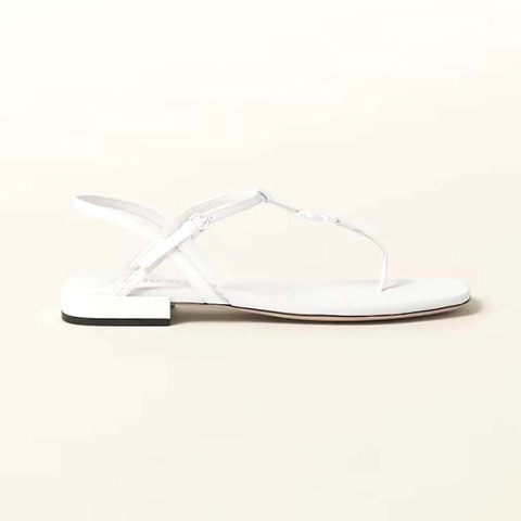 DÉP SANDALS Miu Miu Women Patent Thong Sandals with Metal Lettering Logo-White