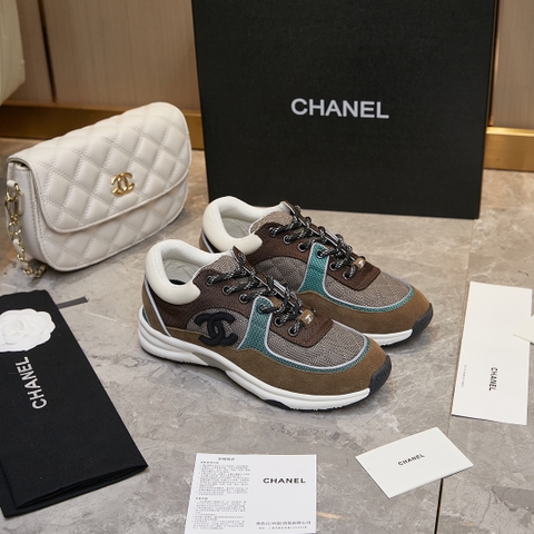 GIÀY CHANEL BROWN SUEDE LOGO SNEAKERS