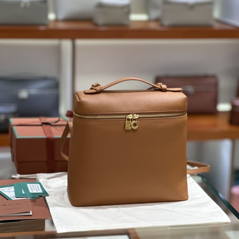 Balo Loro Piana Women Extra bằng da bê màu vàng nâu 23