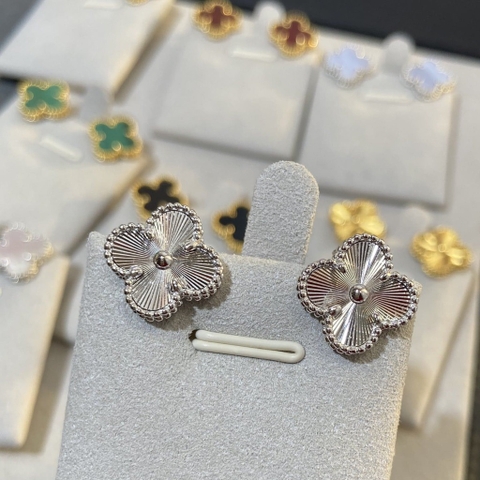 Bông tai Van Cleef & Arpels Guilloché vàng trắng 18K  (Liên hệ để biết giá)