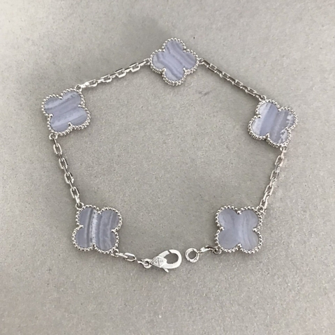 Lắc tay Van Cleef & Arpels đá Chalcedony vàng trắng 18K  (Liên hệ để biết giá)