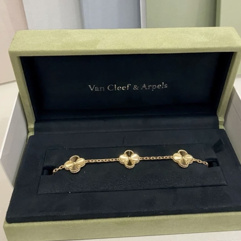 Lắc tay Van Cleef & Arpels Guilloché vàng vàng 18K  (Liên hệ để biết giá)
