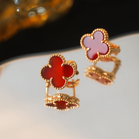Bông tai Van Cleef & Arpels đá Carnelian vàng hồng 18K  (Liên hệ để biết giá)