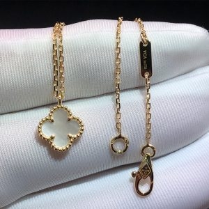Vòng cổ Van Cleef & Arpels Sweet Alhambra M.O.P xà cừ vàng hồng 18K