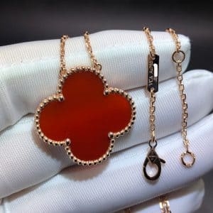 Dây chuyền mặt đá Carnelian cỡ lớn màu vàng hồng 18k Magic Alhambra của Van Cleef & Arpels 18K  (Liên hệ để biết giá)