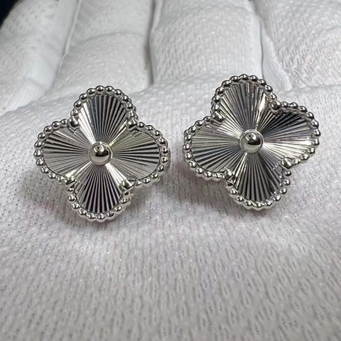 Hoa tai Van Cleef & Arpels Vintage Alhambra Guilloche vàng trắng 18K  (Liên hệ để biết giá)