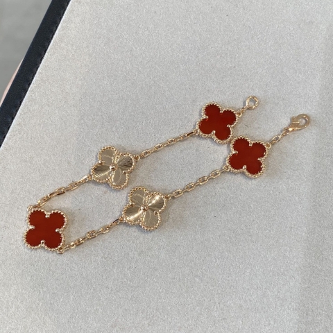 Lắc tay Van Cleef & Arpels đá Carnelian Magic Alhambra 18K  (Liên hệ để biết giá)