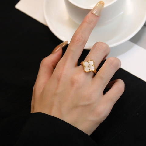 Nhẫn Van Cleef & Arpels ngọc trai vàng hồng 18K  (Liên hệ để biết giá)