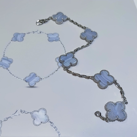 Lắc tay Van Cleef & Arpels đá Chalcedony vàng trắng 18K  (Liên hệ để biết giá)