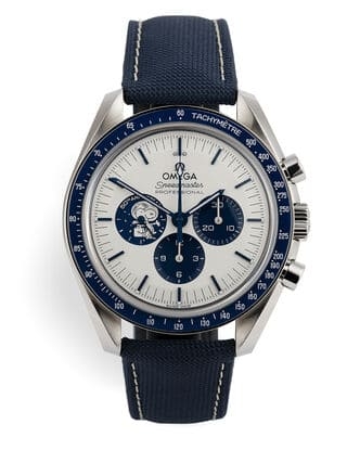 Đồng hồ Omega Speedmaster 'Silver Snoopy Award' Eyes On The Stars mặt số màu trắng