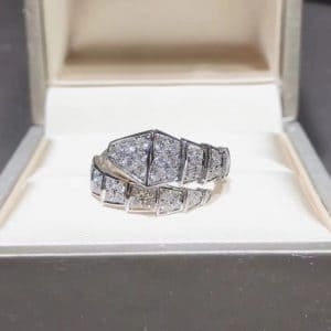 Nhẫn Bulgari Serpenti Viper vàng trắng 18K đính kim cương một vòng (Liên hệ để biết giá)