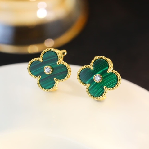Bông tai Van Cleef & Arpels đá lông công Malachite vàng vàng 18K  (Liên hệ để biết giá)