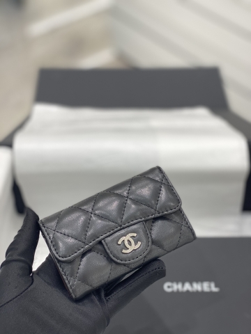 VÍ CHANEL LAMBSKIN BLACK DA HAAS