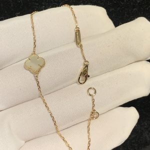 Vòng tay Van Cleef & Arpels Sweet Alhambra M.O.P xà cừ vàng vàng 18K